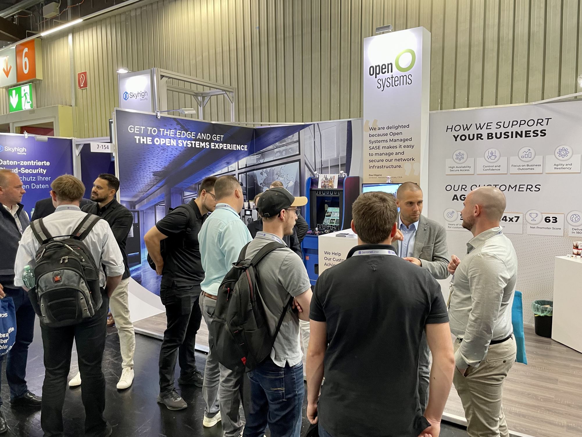 Gespräche am Open-Systems-Stand auf der it-sa 2023