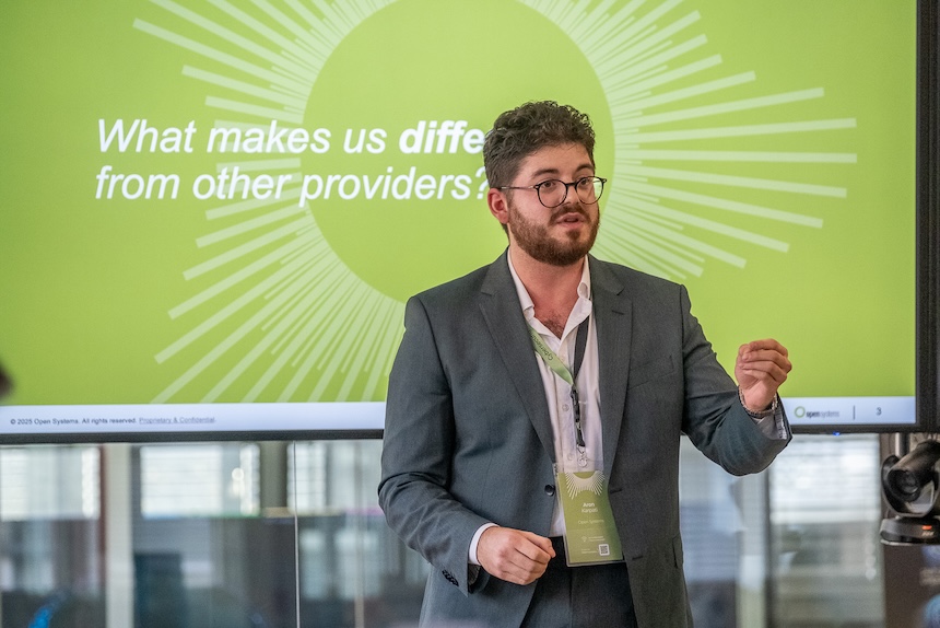 Abbildung 1: Aron am Open Systems Customer Forum 2025