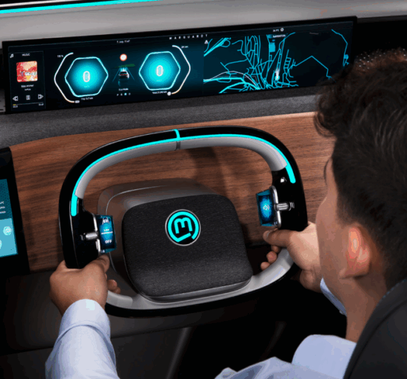 Eine Person hält ein futuristisches Autolenkrad mit blau beleuchteten Akzenten, umgeben von digitalen Touchscreens, die Navigations-, Musik- und Fahrinformationen in einer von Kelvion inspirierten intelligenten Kabine anzeigen.