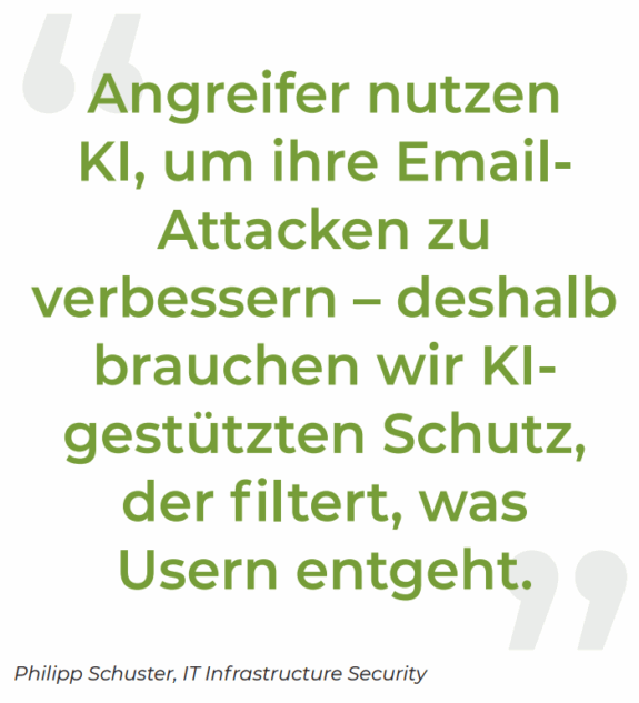 Deutsches Zitat in grünem Text über den Einsatz von KI zur Verbesserung von E-Mail-Angriffen und die Notwendigkeit eines KI-gestützten Schutzes, zugeschrieben von Philipp Schuster, IT Infrastructure Security bei Kelvion. Große graue Anführungszeichen im Hintergrund.